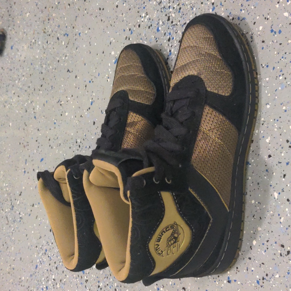 Pony , city wings Cosmo high tops, gold and black, very rare, impossible to find